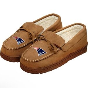 NWOB Forever Collectibles Men's NFL Patriots Logo Moccasin Slippers M (9-10)